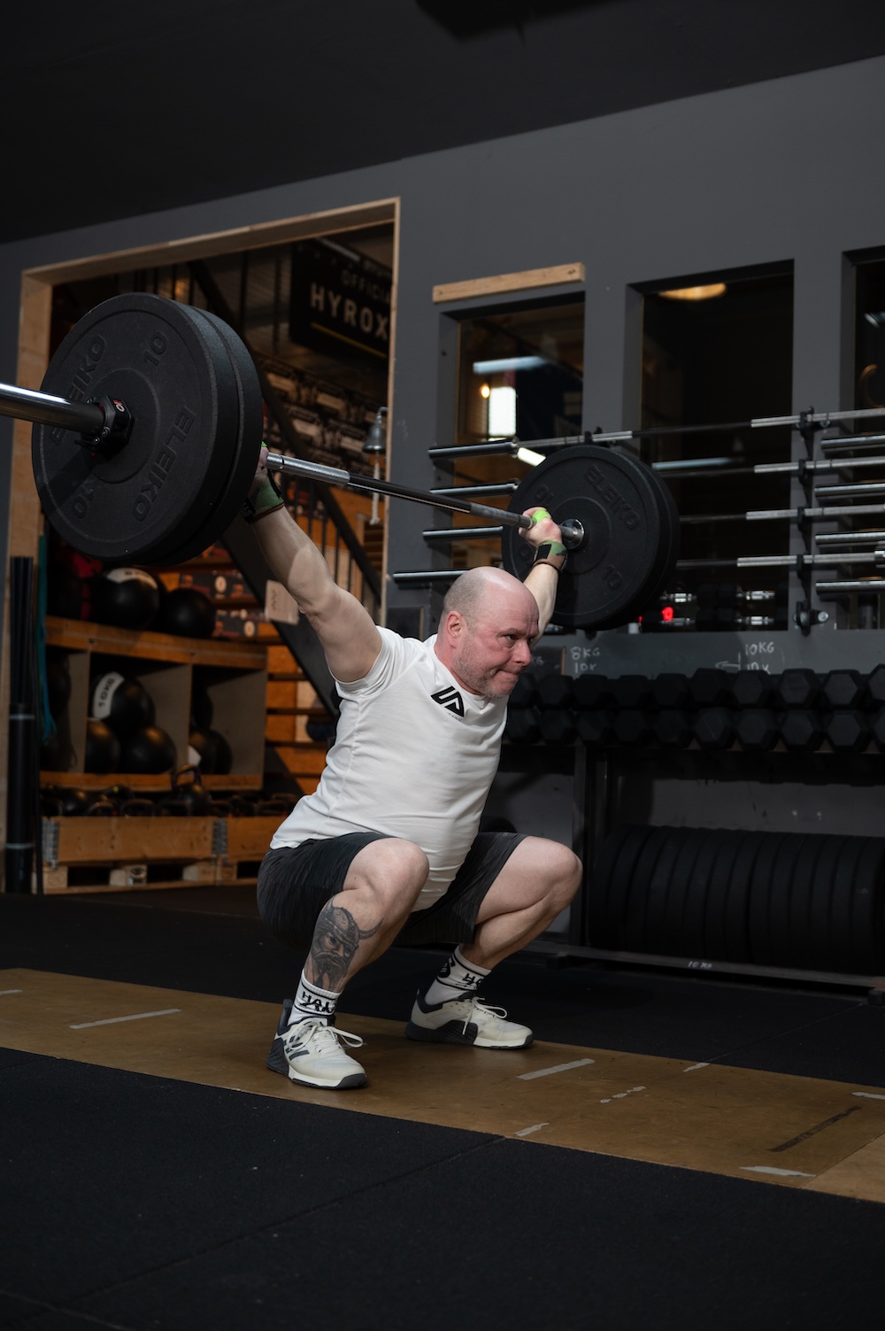 Athlet führt einen Overhead Squat mit Eleiko Langhantel in der Halle Zwo Box aus