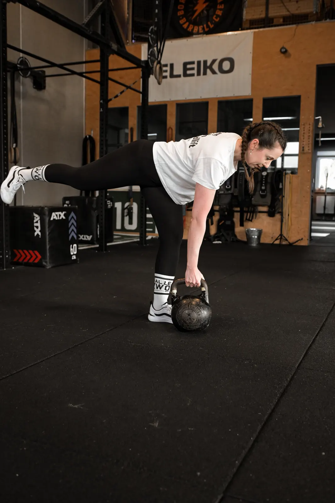 Athletin beim einbeinigen Kettlebell Deadlift in der Halle Zwo Badem