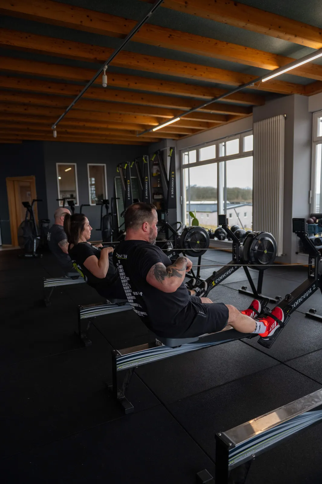 Heller Trainingsbereich mit Ruderergometern und Fensterfront in der Halle Zwo Badem