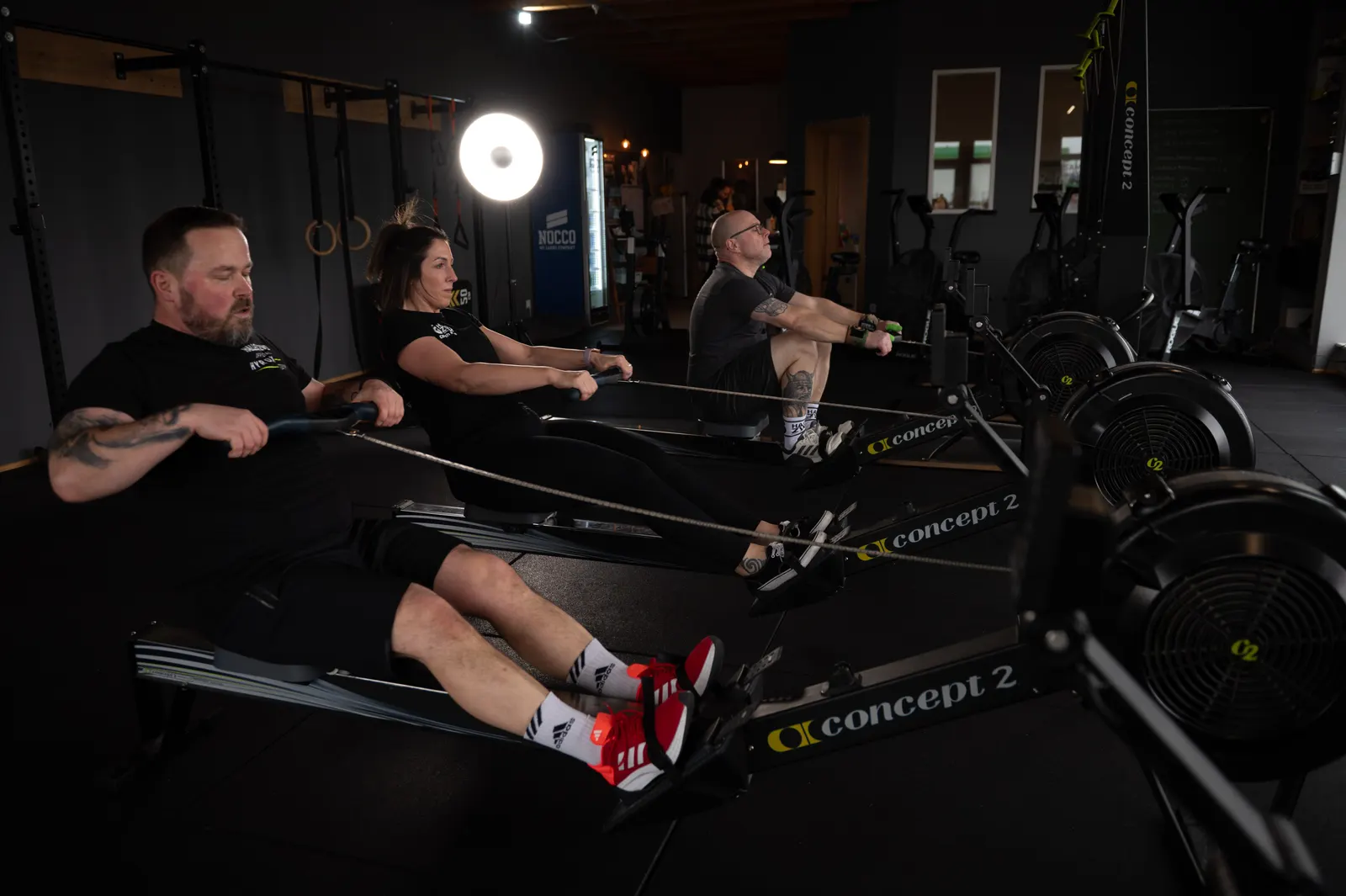 Trainingsgruppe beim Rudern auf Concept2 Ergometern in der Halle Zwo Badem