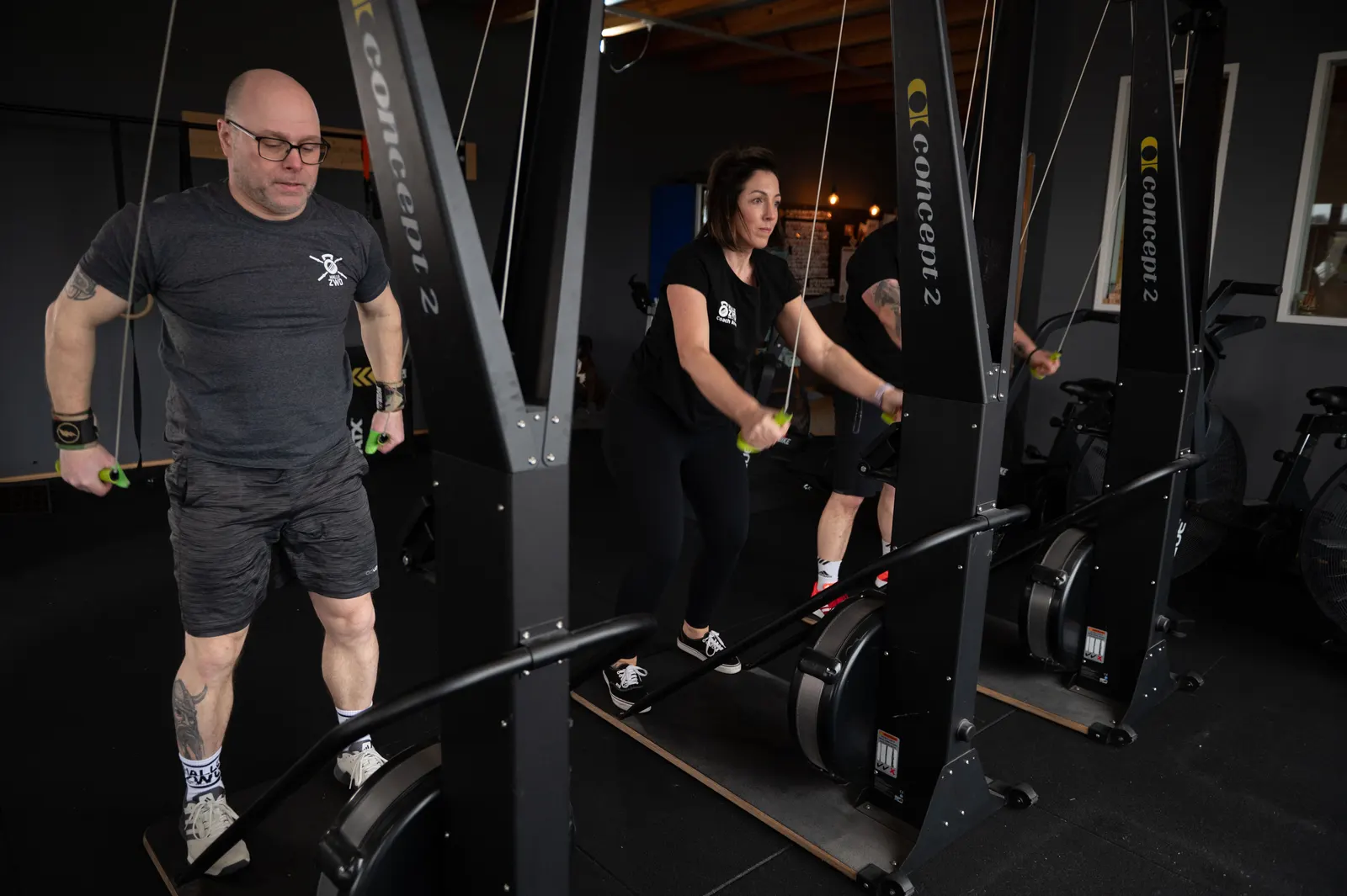 Mitglieder beim Ausdauertraining am Concept2 SkiErg in der Halle Zwo Badem