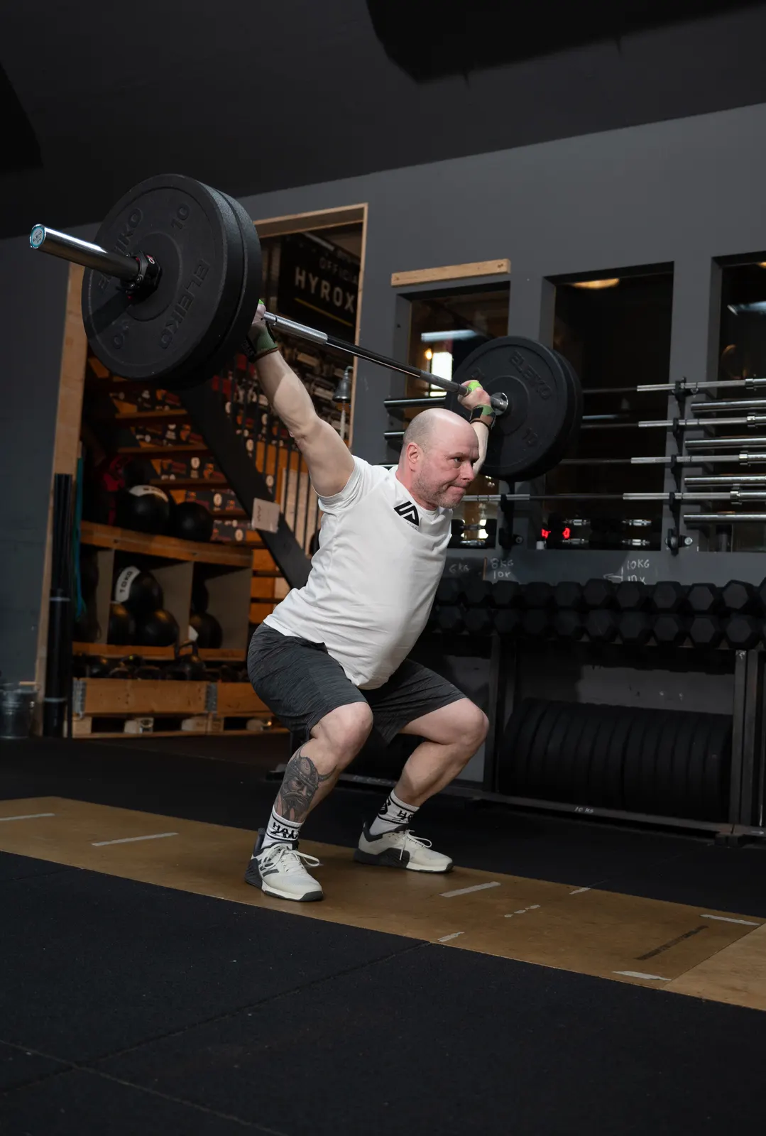 Sportler beim Weightlifting Snatch mit Langhantel über Kopf in der Halle Zwo Badem