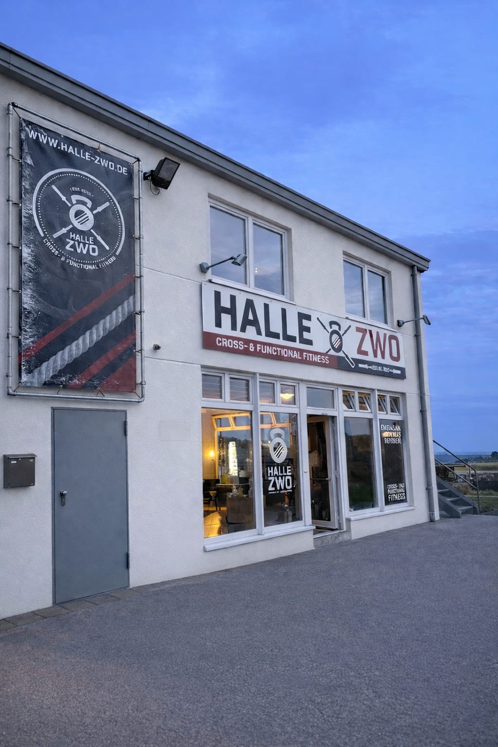 Außenansicht des Halle Zwo Fitnessstudios in Badem für Cross- und Functional Fitness in der Abenddämmerung