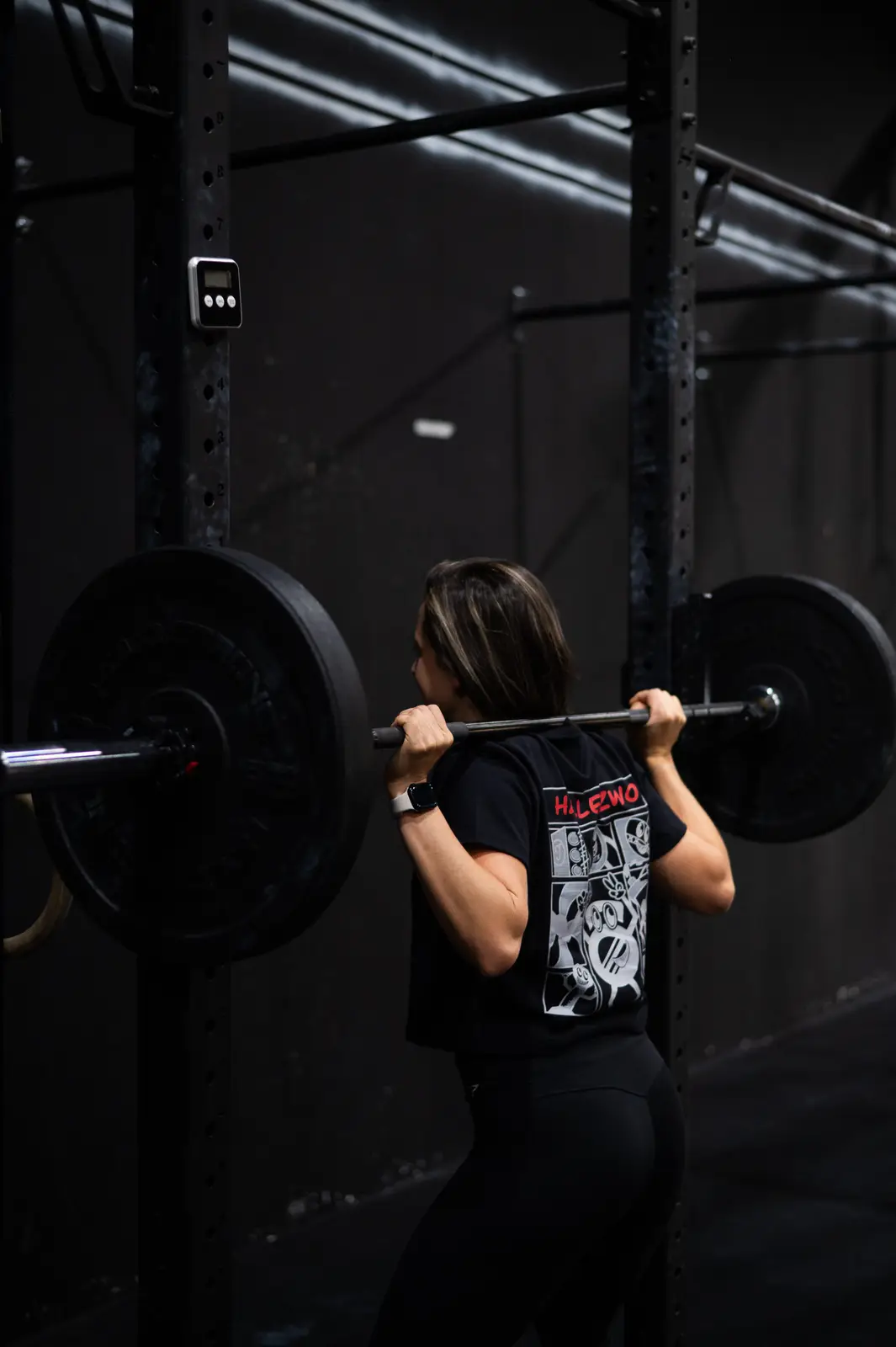 Frau beim Back Squat mit Langhantel im Power Rack der Halle Zwo Wittlich