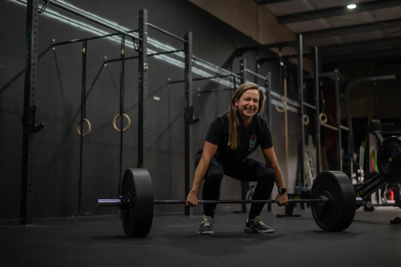 Athletin beim Kreuzheben mit Langhantel im Functional Fitness Studio Halle Zwo Wittlich