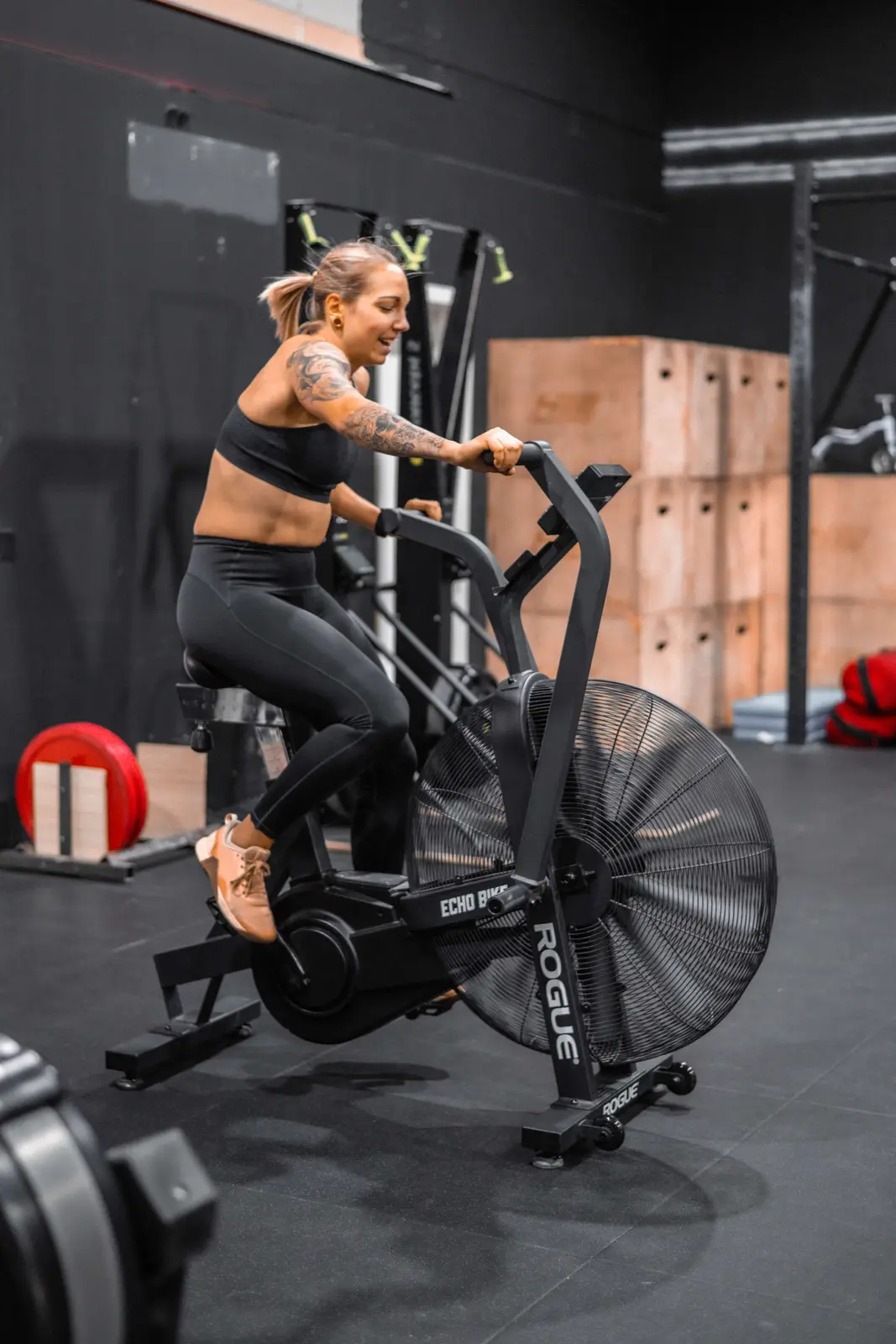 Athletin beim intensiven Cardio-Training auf dem Rogue Echo Bike in der Halle Zwo Wittlich