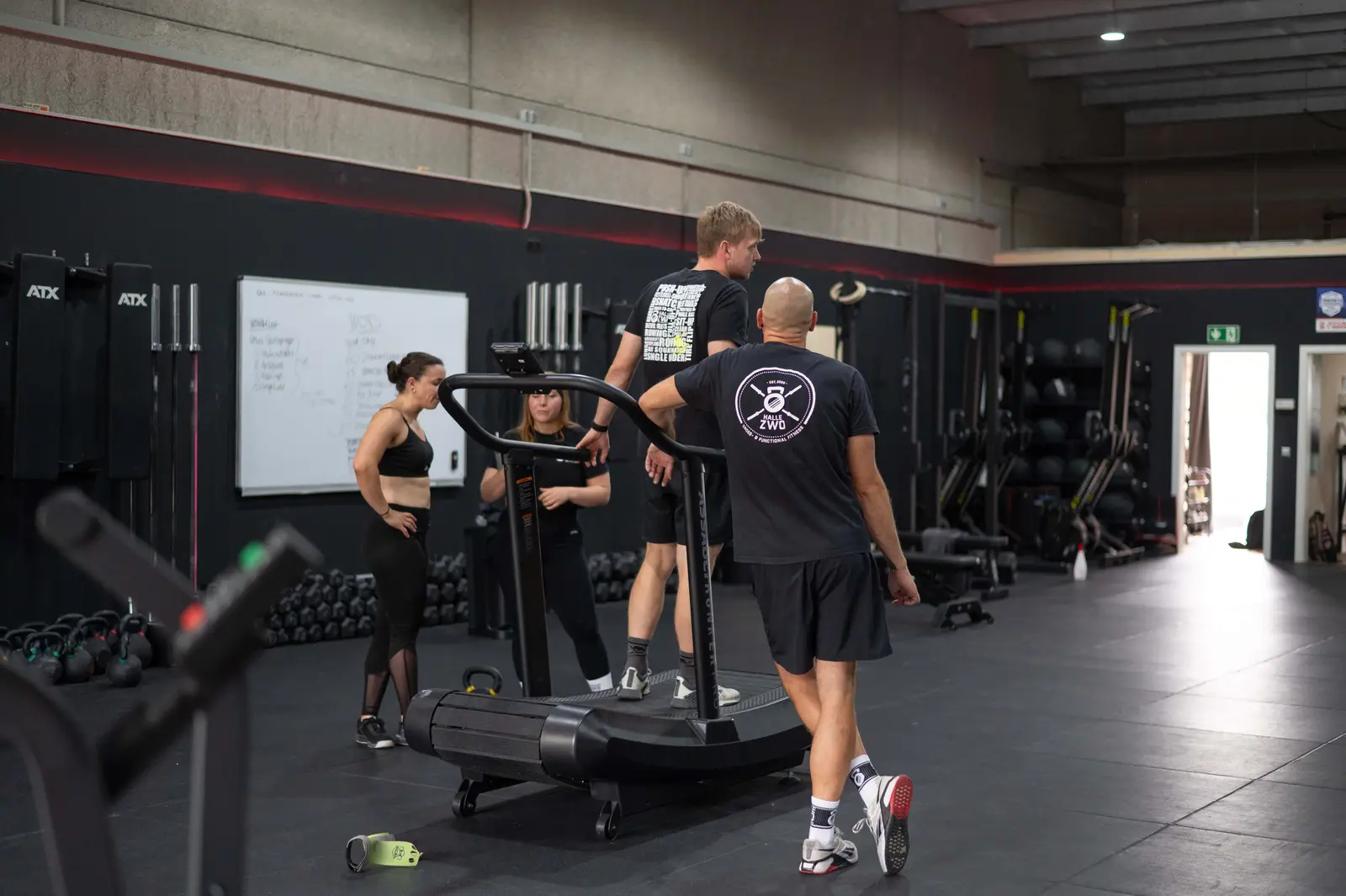 Coach und Mitglieder beim Functional Training am Curved Treadmill in der Halle Zwo Wittlich