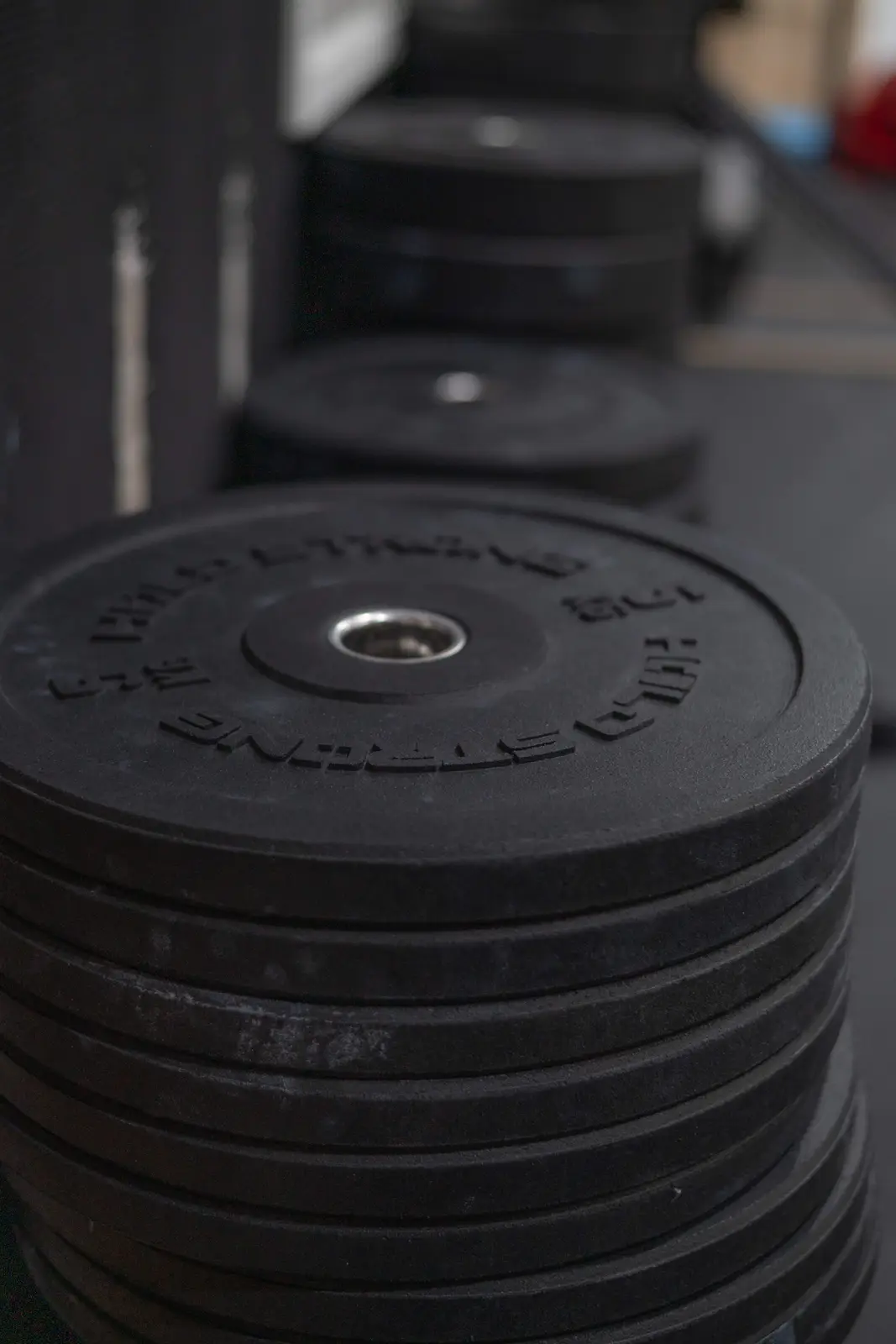 Gestapelte Hold Strong Bumper Plates im Gewichtsbereich der Halle Zwo Wittlich