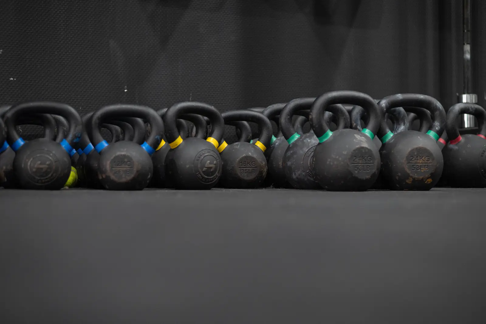 Reihe verschiedener Kettlebells als Trainingsequipment in der Halle Zwo Wittlich