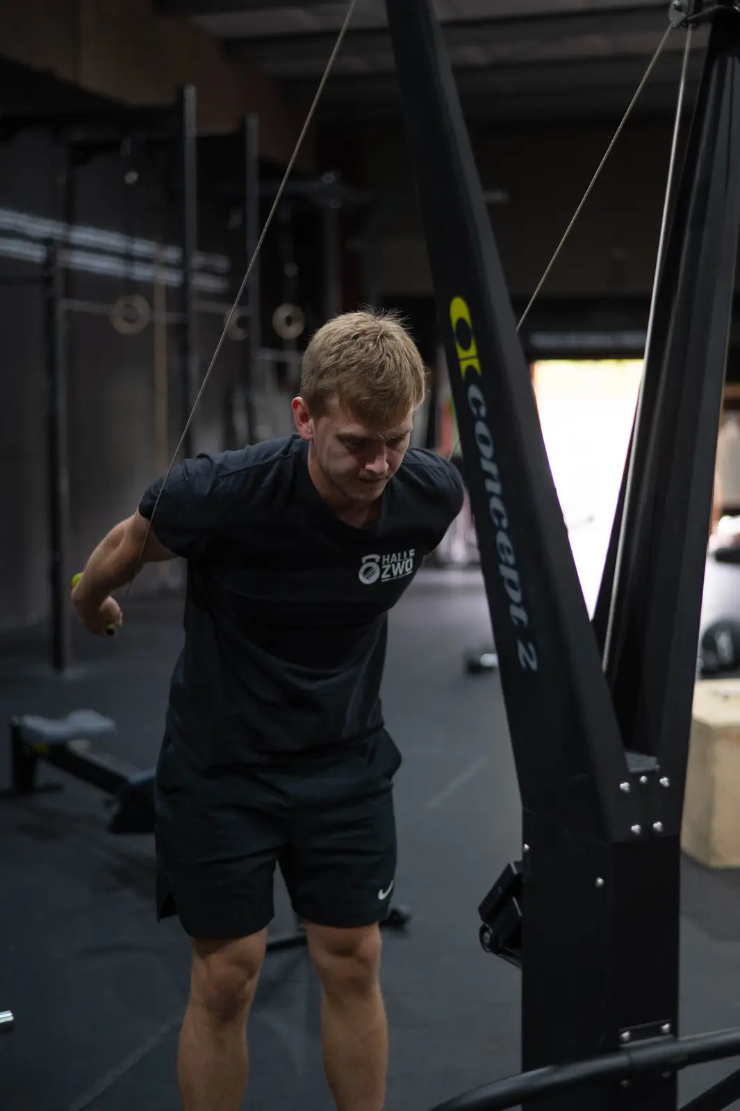 Sportler im Halle Zwo Wittlich Trikot beim Ausdauertraining am Concept2 SkiErg